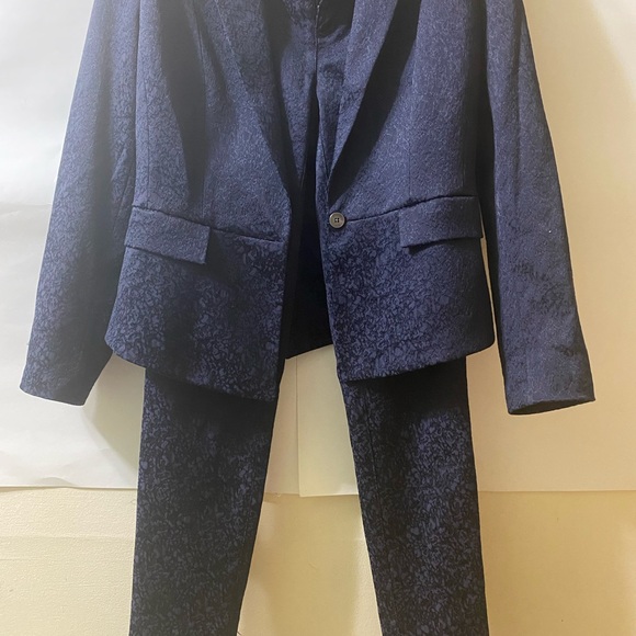 Tahari blue  blazer, in great condition. - Picture 4 of 4
